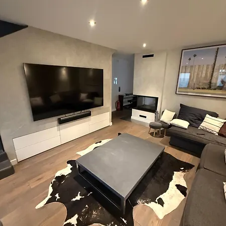 Private Access Waterfront Sauna & Jacuzzi 7 Bedrooms Sleeps 15