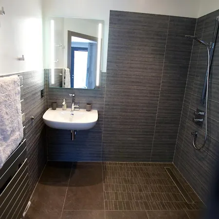 Private Access Waterfront Sauna & Jacuzzi 7 Bedrooms Sleeps 15
