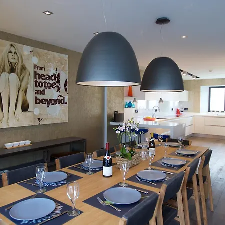 Private Access Waterfront Sauna & Jacuzzi 7 Bedrooms Sleeps 15 *