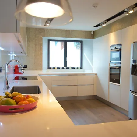 Private Access Waterfront Sauna & Jacuzzi 7 Bedrooms Sleeps 15